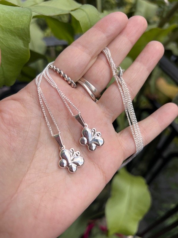Producto - 2 collares de acero blanco con mariposa