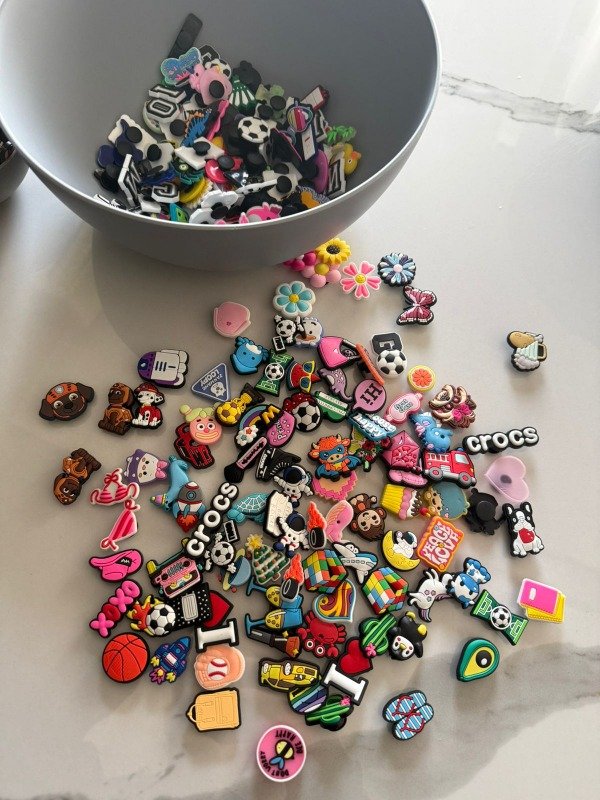 Producto - Set x 100 pins crocs surtidos