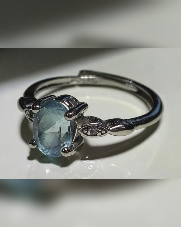 Producto - Anillo Regulable. Niquelado. Topacio Azul. Modelo 2