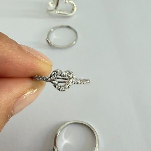 Producto - Anillo corazón con mucho brillo