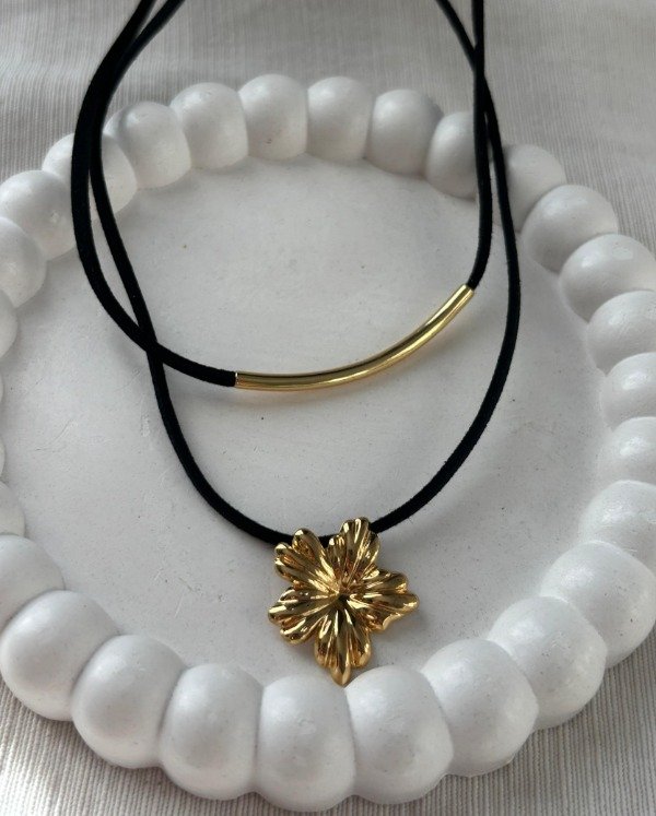 Producto - Collar cordón negro Flor en dorado