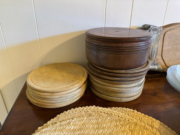 Producto - LOTE PLATOS DE MADERA VARIOS Y TABLA ACANALADA. PRECIO POR TODO #10943