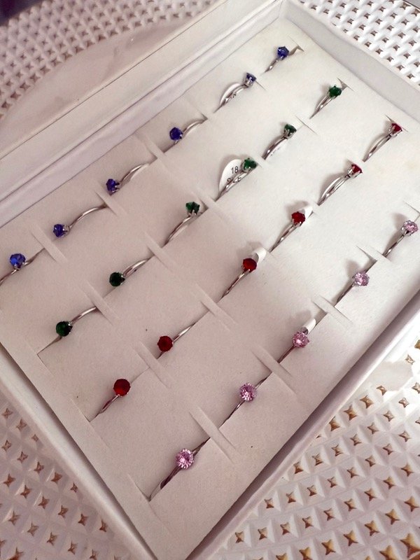 Producto - N506 Caja de anillos acero quirúrgico x 24 unidades cubik de color