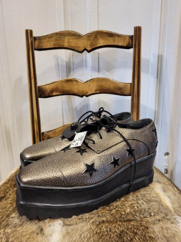 Producto - Zapatos JUSTA OSADIA dorados estrellas negras- Talle 40-PRECIO: 56X