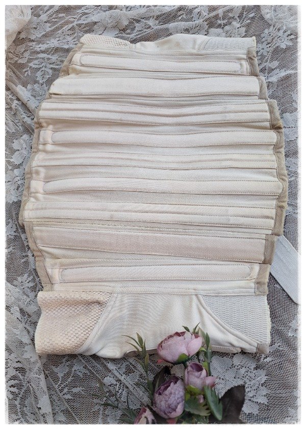 Producto - Antiguo corset Nude con ballena de metal