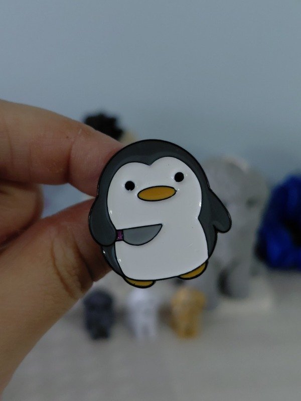 Producto - Pin metalizado - Pingüino asesino #2483