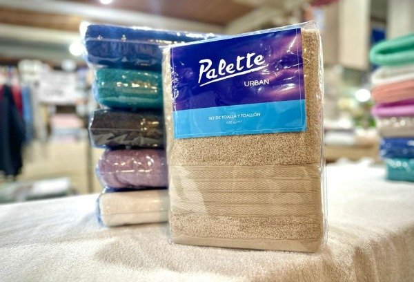 Producto - JUEGO DE TOALLON Y TOALLA PALLETE CON ESTUCHE PVC