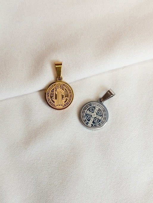 Producto - Dije medalla San Benito - Acero quirúrgico y dorado