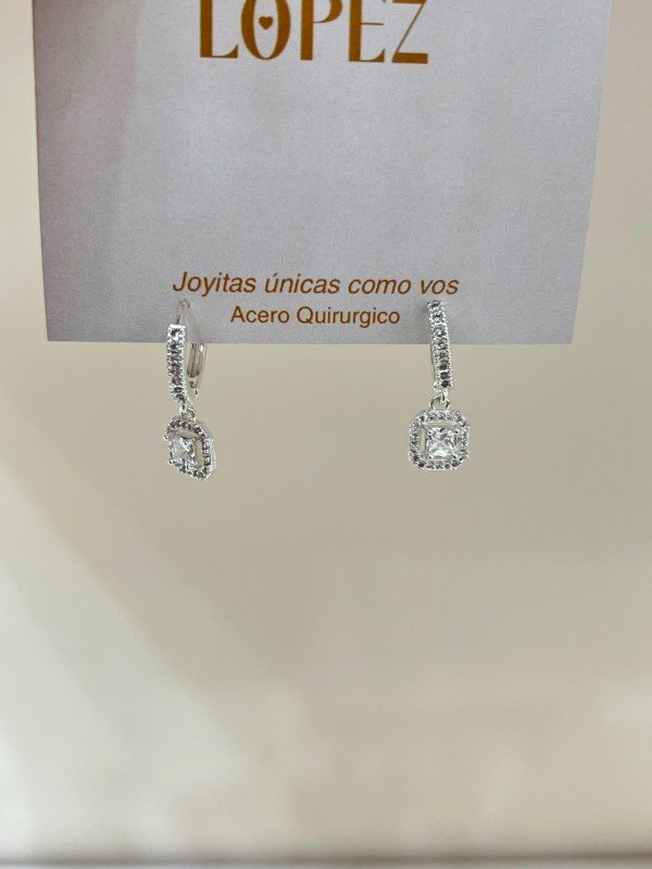 Producto - ARGOLLA CON DIJE CUADRADO