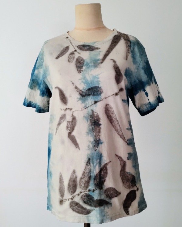 Producto - Remera básica - Estampa botánica + Teñido Shibori - Paleta Índigo