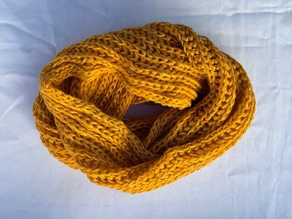 Producto - INFINITA DE LANA COLOR MOSTAZA