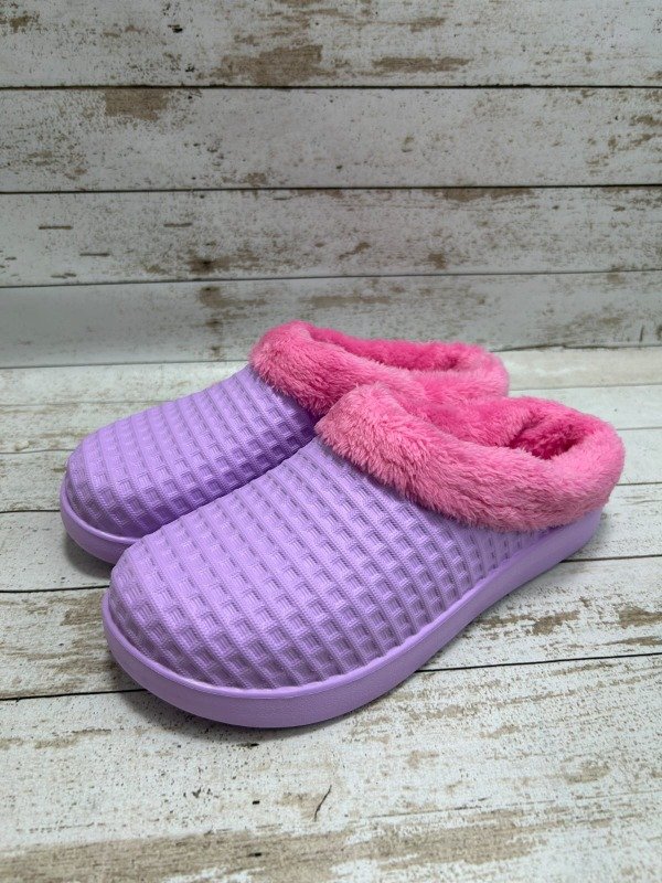Producto - crocs cerrada con peluche violeta del 35 al 40