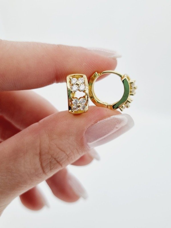 Producto - Aros acero dorado argollita detalle ancho rect dos flores swarovski
