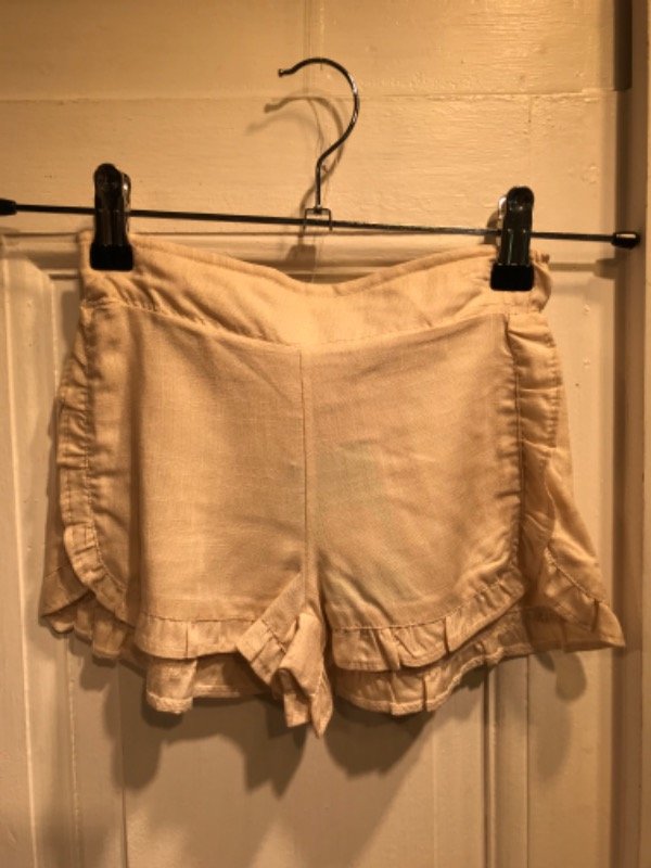 Producto - Short REINO MORA lino crudo con volados Nuevo c/etiq Talle 2 años - PRECIO: 30X