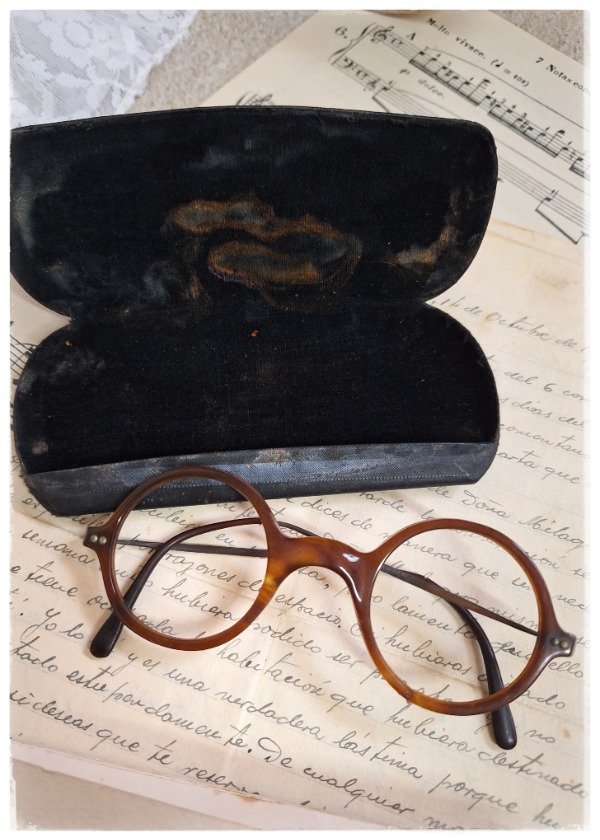 Producto - Antiguos Anteojos con estuche sin vidrio