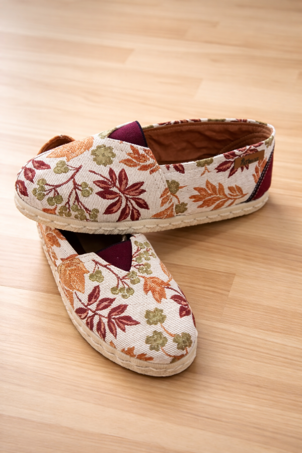 Producto - Alpargatas floreadas talón bordó