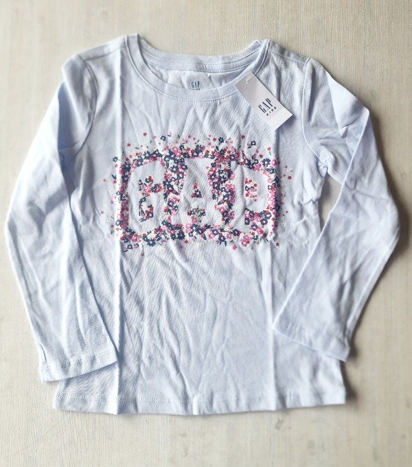 Remera manga larga gap talle 12 celeste logo flores — imagen 3