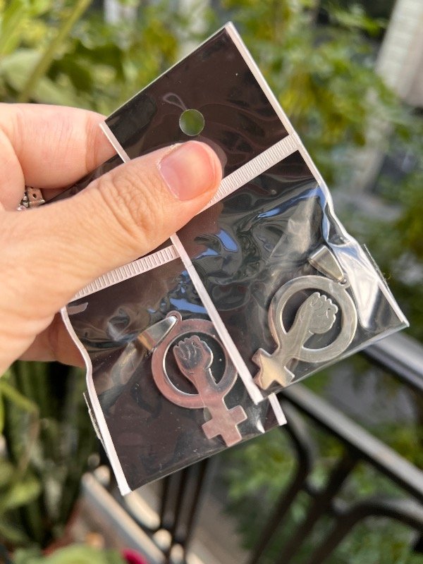 Producto - 2 dijes feministas