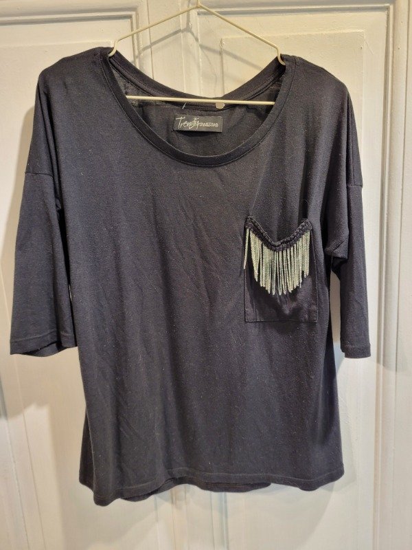 Producto - Remera MARTINA DI TRENTO negra bolsillo con cadenas Talle M - PRECIO: 23X