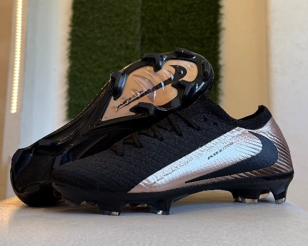 Producto - NIKE AIR ZOOM negro dorado