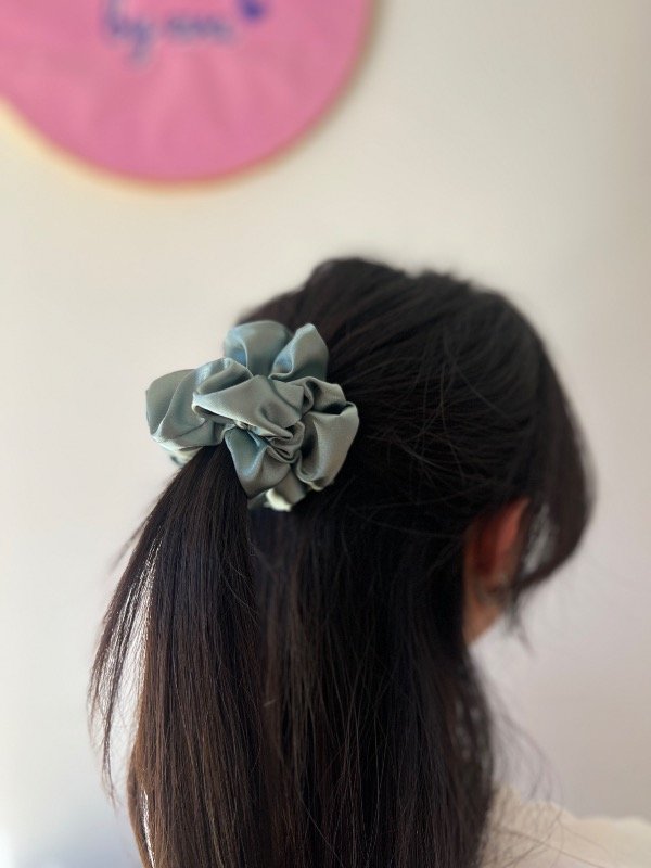 Producto - Scrunchie satén verde seco - 1