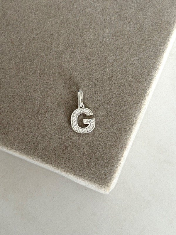 Producto - Dije letra G micropave