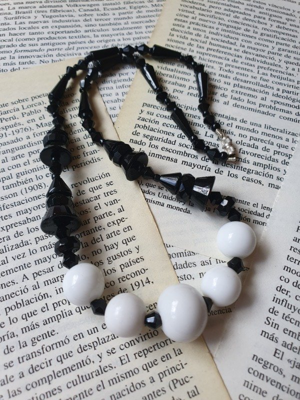 Producto - Collar Cristales Checos y Opalina Black and White