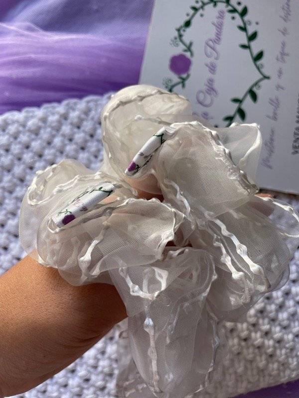 Producto - Scrunchie blanca coquette