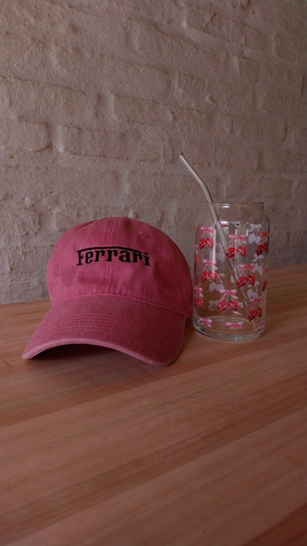 Producto - Box: Gorra bordada "Ferrari" y Vaso Leclerc
