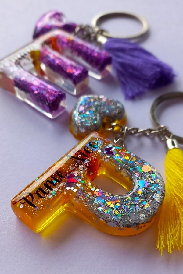 Producto - Iniciales en resina personalizadas.