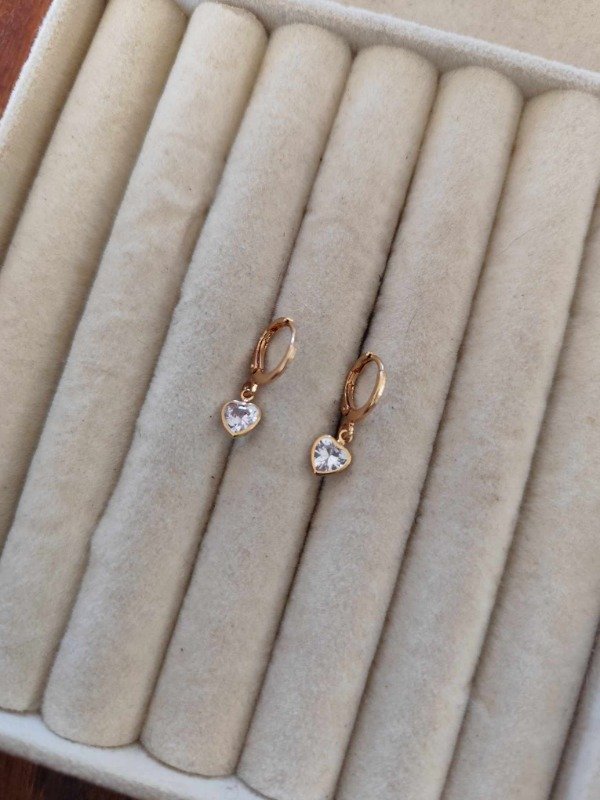 Producto - Aros argolla corazón strass blanco. Dorado.