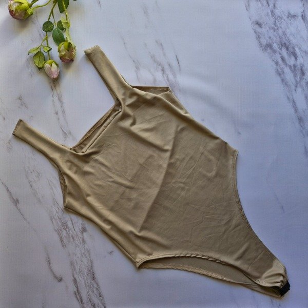 Producto - Body cuello cuadrado beige