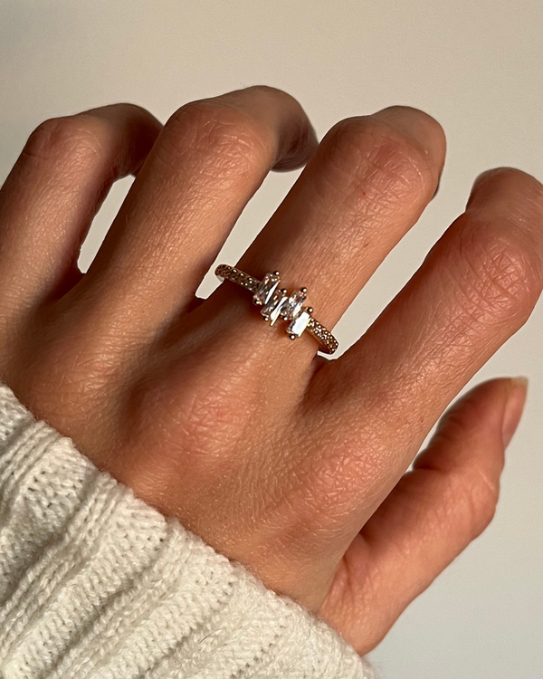 Producto - Anillo piedras de acero dorado número 15