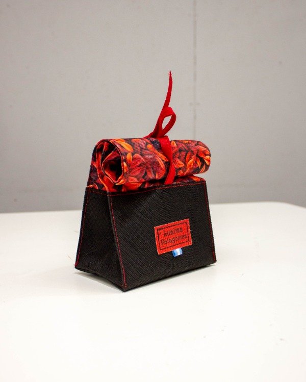 Producto - Bolsita multiuso negra y estampado hojas rojas