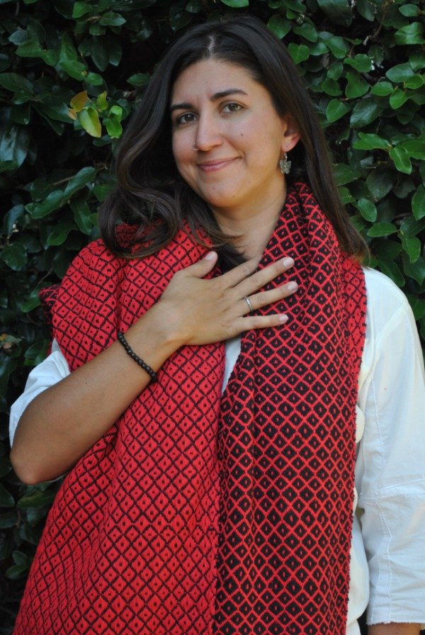Producto - Tela artesanal de algodón, rojo y negro