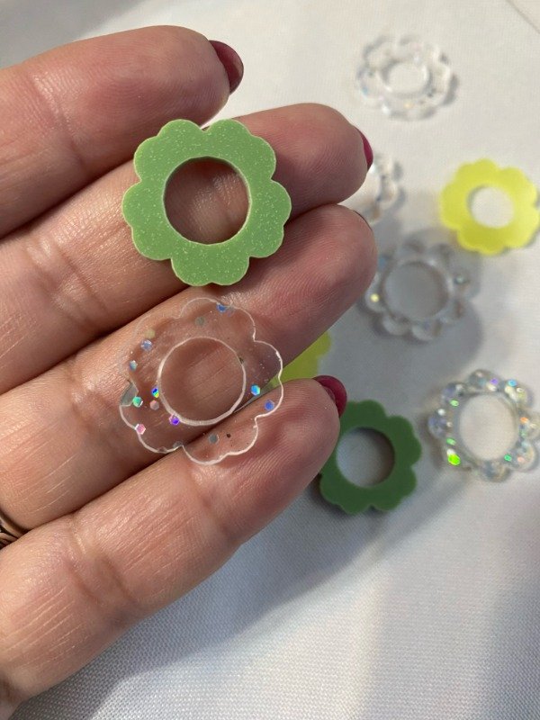 Producto - Dijes SOLO CORTE, forma flor. 2cm - PASANTE DE 1CM