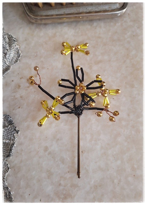 Producto - Tocado Artesanal flor en canutillos dorados y negro