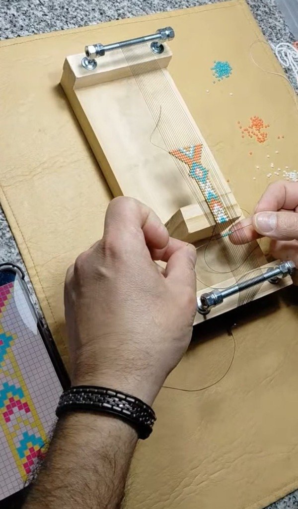 Producto - BRAZALETE EN TELAR ROMBO CON MOSTACILLAS