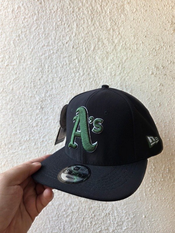 Producto - Gorra OAKLAND PLANA CERRADA NEGRAA