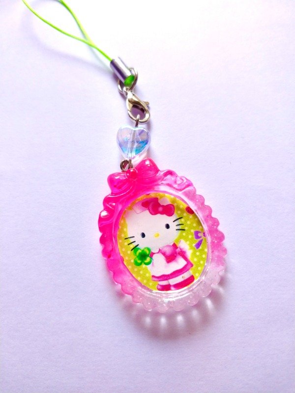 Producto - Phone charm Hello Kitty clover
