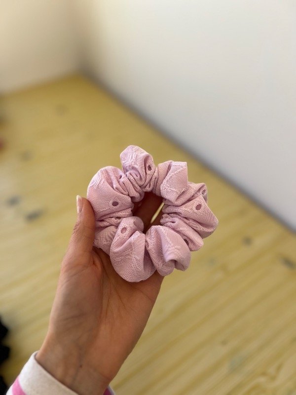 Producto - Scrunchie de Broderie