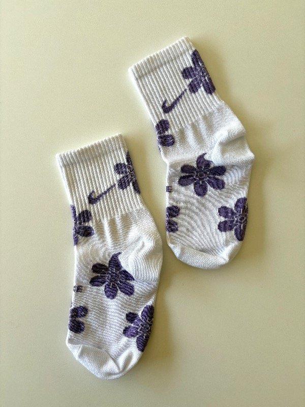 Tenis lila Nike flores