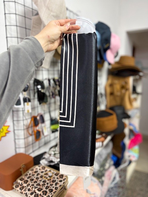 Producto - Pañuelo grande negro lineas