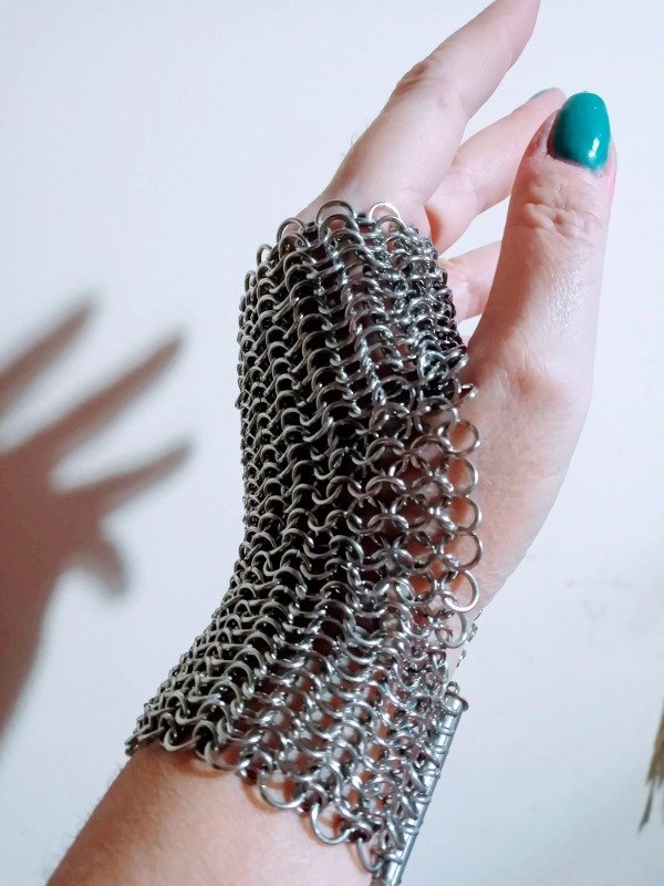 Producto - Manopla tejida a mano con anillas níquel