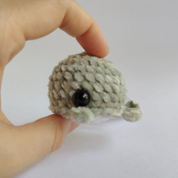 Producto - Llavero ballenita tejida chenille amigurumi