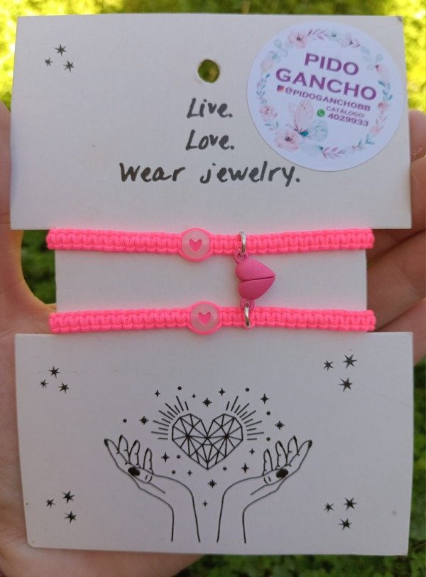 Producto - Set de pulseras fucsia, con imán corazón, personalizadas.