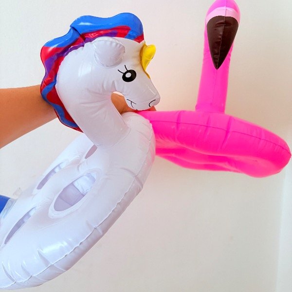 Producto - Bandeja inflable para vasos. Flamenco y unicornio