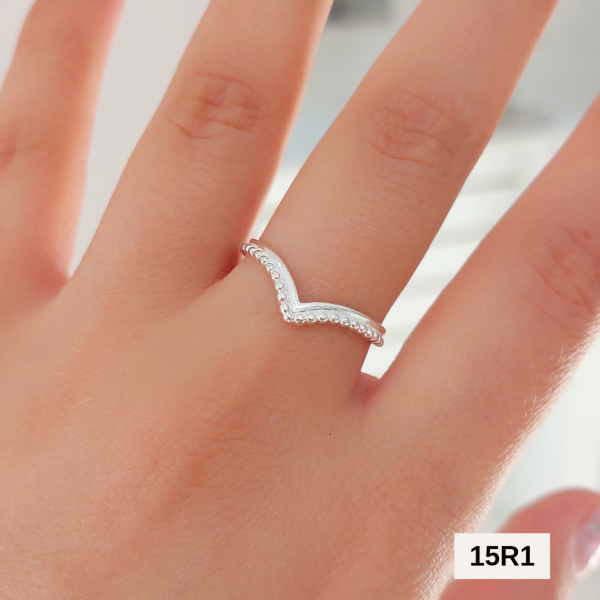 Producto - Anillo tipo v con mini pelotitas