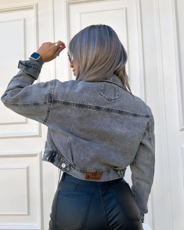 Producto - CAMPERITA DE JEANS MEDIO GRIS CORTA CON TACHAS EN BOLSILLO Y ABAJO - 1