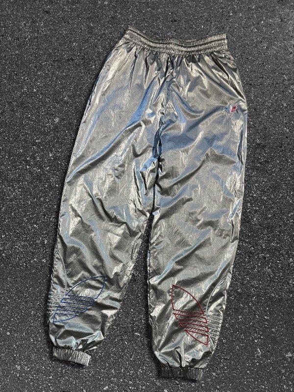 Producto - ADIDAS TRACKPANTS TRICOLOR TREFOIL SILVER OG